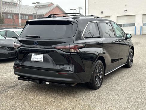 Used 2024 Toyota Sienna XLE Woodland Edition image 24