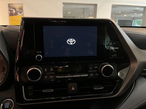 Used 2025 Toyota Highlander LE FWD image 20
