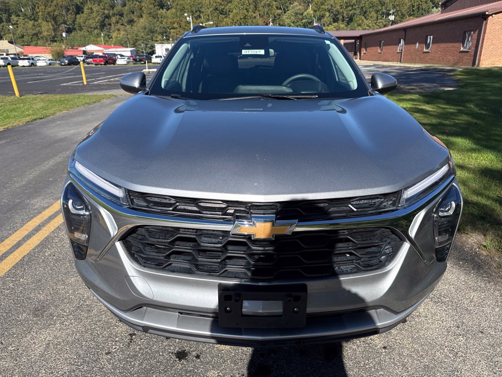 Used 2025 Chevrolet Trax LT FWD image 2