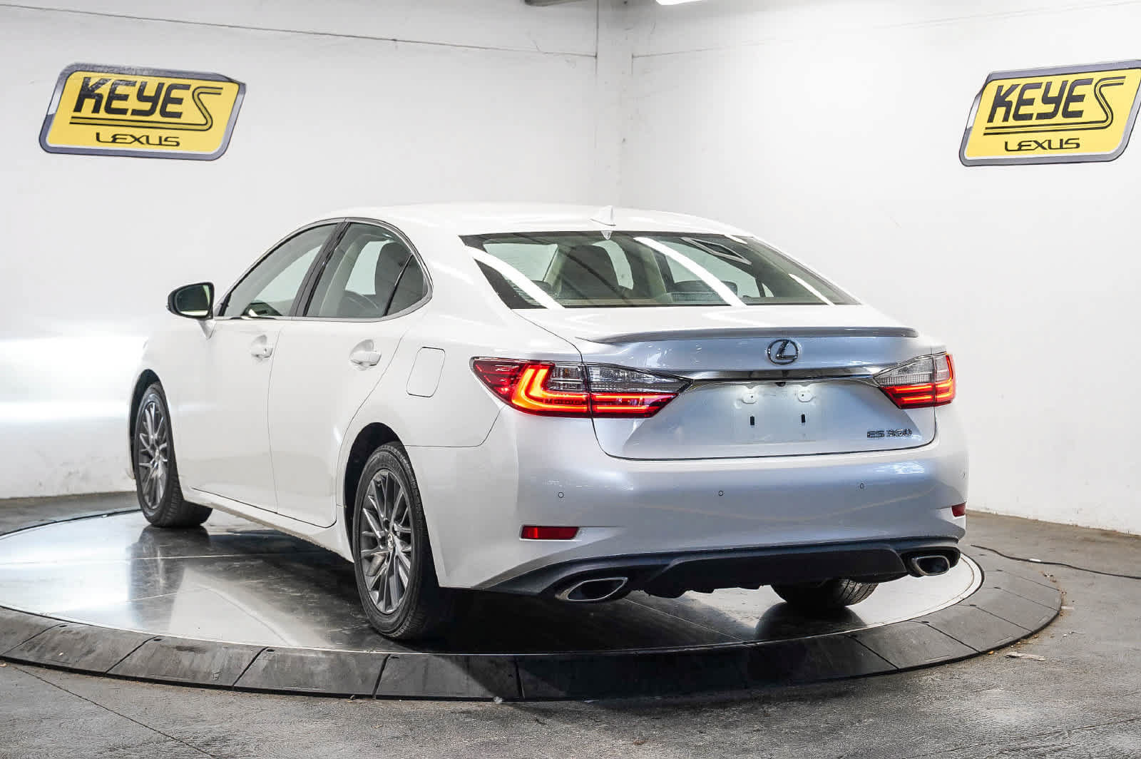 Used 2018 Lexus ES 350 w/ Premier Package FWD image 2