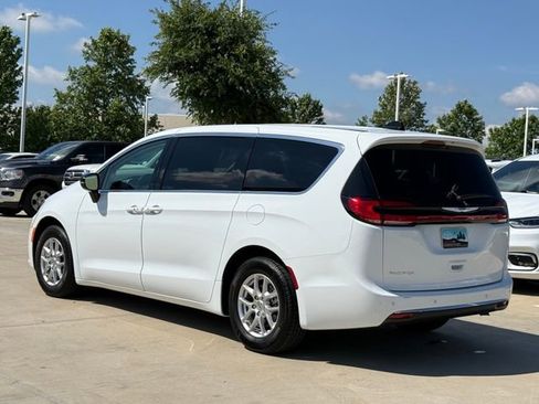 Used 2024 Chrysler Pacifica Touring-L FWD image 4