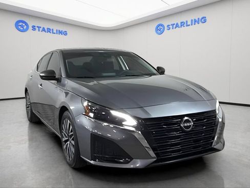 Used 2024 Nissan Altima 2.5 SV FWD image 14