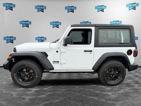 Used 2022 Jeep Wrangler Sport AWD/4WD image 3