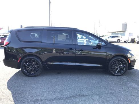 Used 2025 Chrysler Pacifica Limited FWD image 6