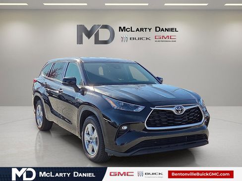 Used 2022 Toyota Highlander LE image 1