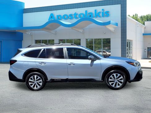 Used 2022 Subaru Outback Premium image 2