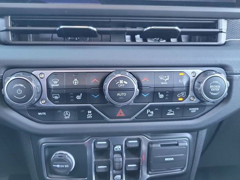 Used 2024 Jeep Wrangler Unlimited Rubicon w/ Safety Group image 12