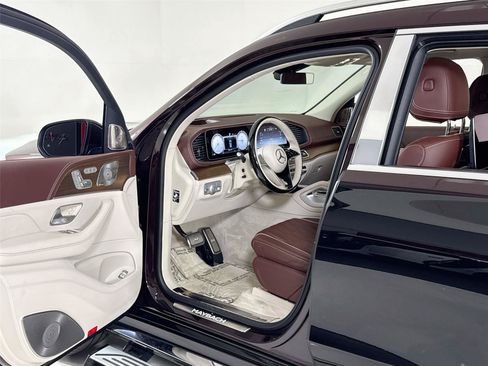 Used 2024 Mercedes-Benz Maybach GLS 600 4MATIC image 12