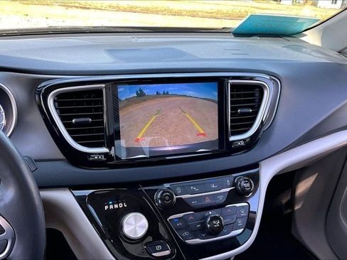 Used 2023 Chrysler Pacifica Touring-L FWD image 13