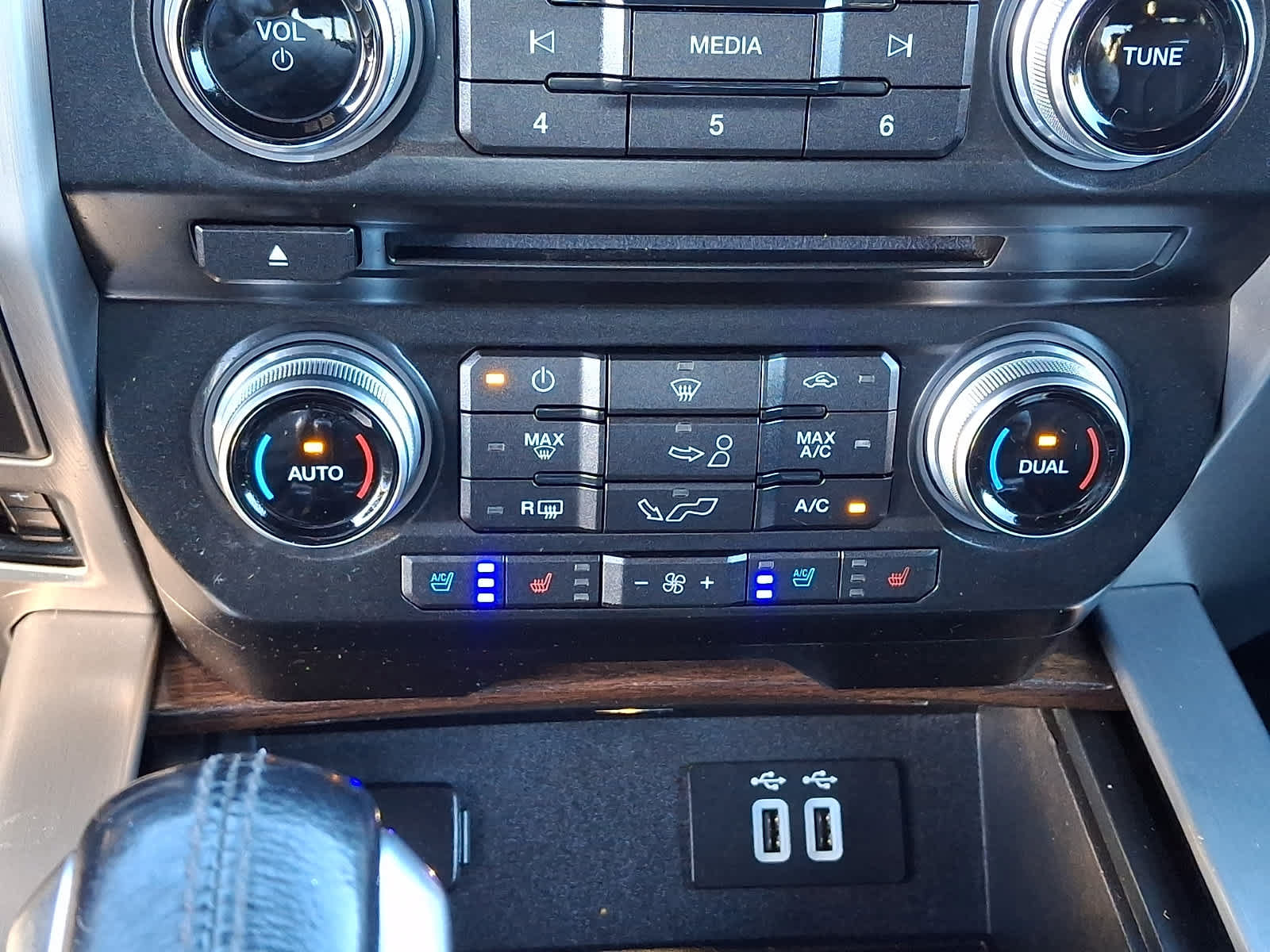 Used 2016 Ford F150 Platinum w/ Equipment Group 701A Luxury AWD/4WD image 18