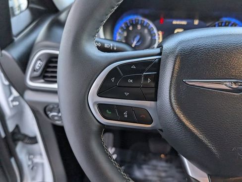 Used 2025 Chrysler Pacifica Select image 11