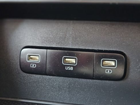 Used 2022 Kia Carnival LX image 26