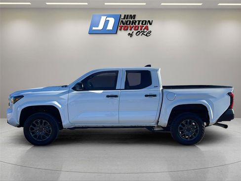 Used 2025 Toyota Tacoma SR image 8