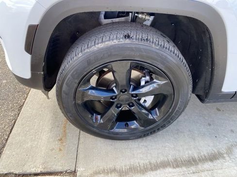 Used 2024 Jeep Grand Cherokee Altitude image 12