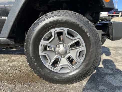 Used 2016 Jeep Wrangler Rubicon w/ Power Convenience Group AWD/4WD image 10