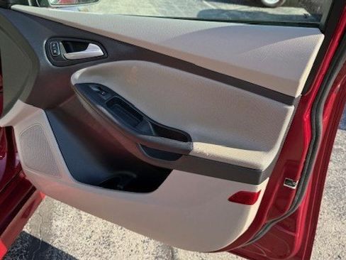 Used 2015 Ford Focus SE w/ SE Sport Package image 13