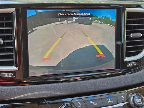 Used 2023 Chrysler Pacifica Touring-L FWD image 12