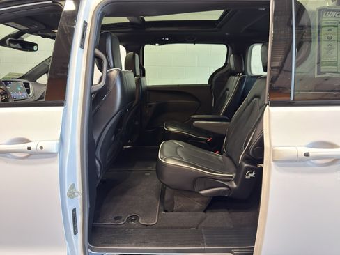 Used 2025 Chrysler Pacifica Limited FWD image 10
