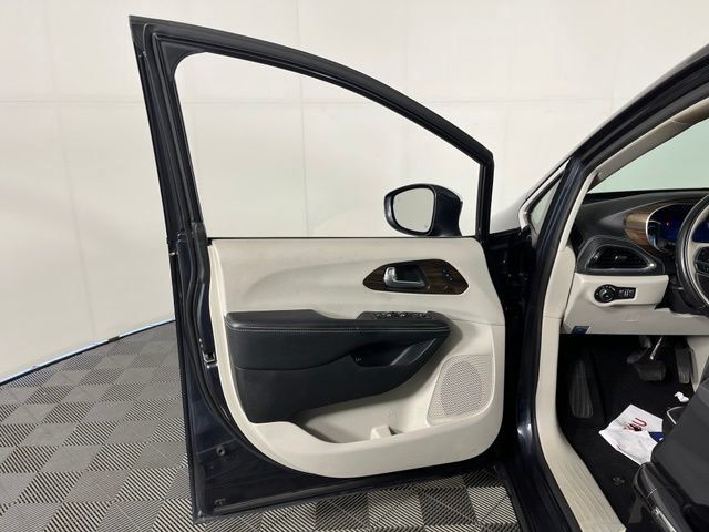 Used 2021 Chrysler Pacifica Limited FWD image 15