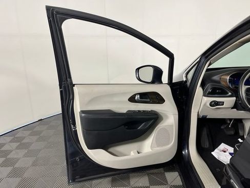 Used 2021 Chrysler Pacifica Limited FWD image 15