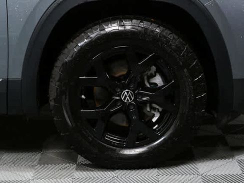 Certified 2025 Volkswagen Atlas Peak Edition SE AWD/4WD image 9