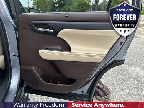 Used 2022 Toyota Highlander XLE FWD image 34