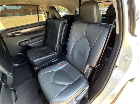 Used 2021 Toyota Highlander Limited image 29