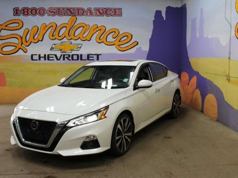 Used 2022 Nissan Altima 2.5 Platinum AWD/4WD image 2