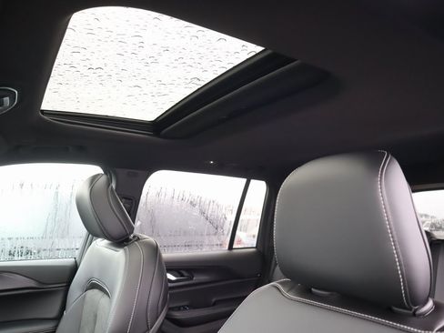 New 2025 Jeep Grand Cherokee Altitude image 15