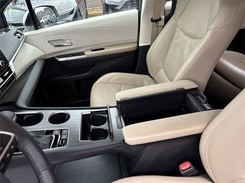Certified 2024 Toyota Sienna Limited image 26