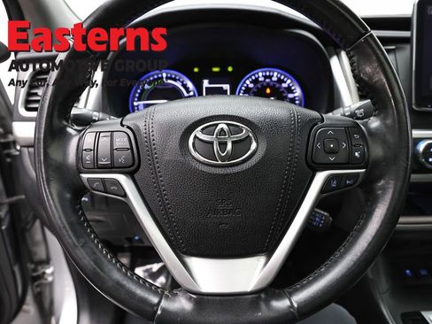 Used 2019 Toyota Highlander Limited w/ Carpet Mat Package (TMS) AWD/4WD image 10
