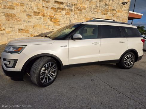 Used 2017 Ford Explorer Platinum AWD/4WD image 2