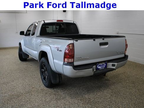 Used 2005 Toyota Tacoma PreRunner image 3