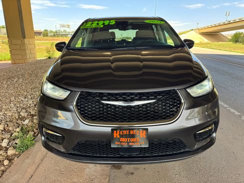 Used 2023 Chrysler Pacifica Touring-L FWD image 8