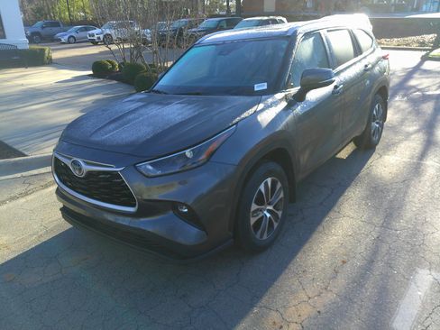 Used 2023 Toyota Highlander XLE image 6