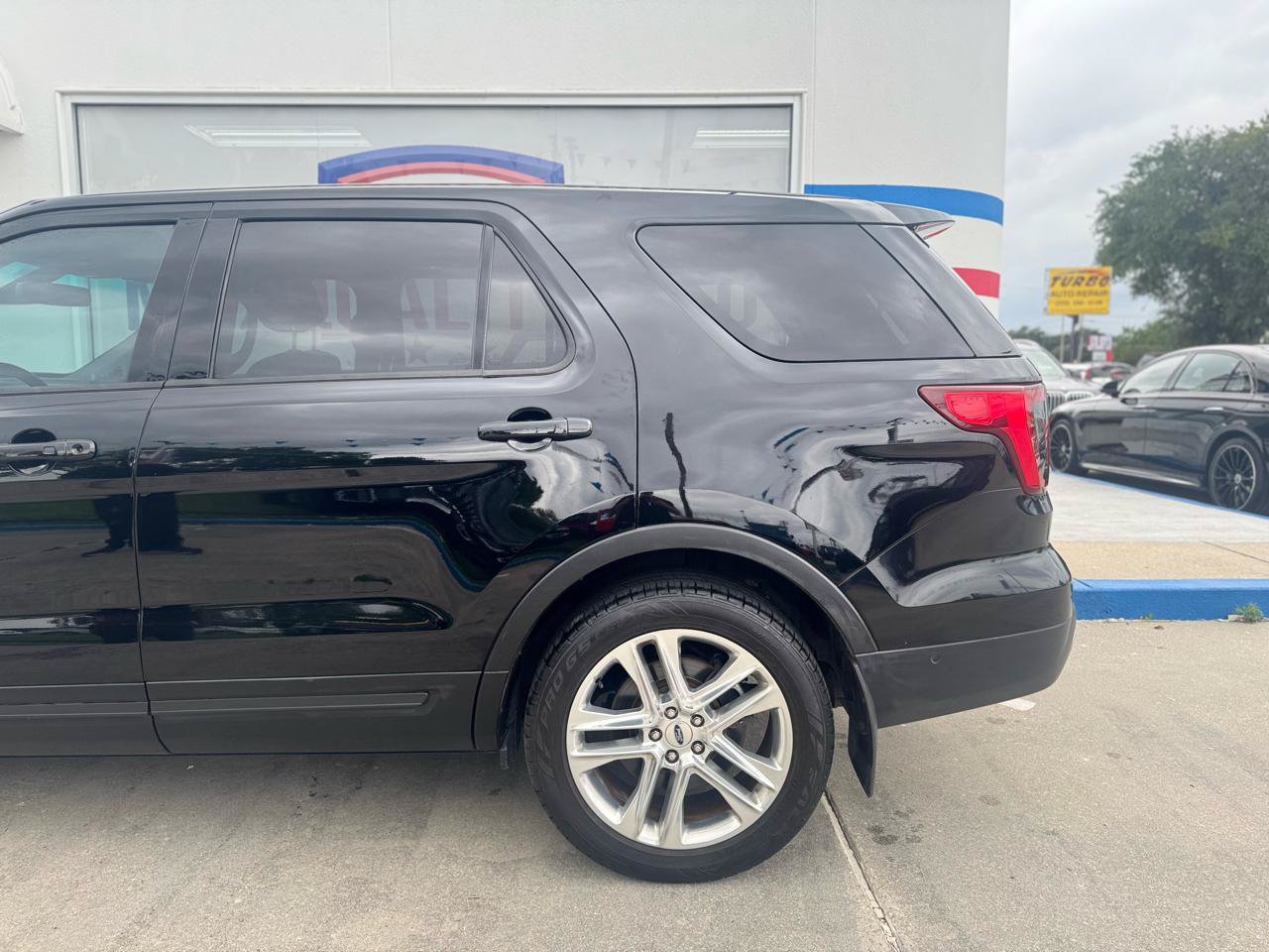Used 2017 Ford Explorer Limited w/ Equipment Group 301A FWD image 34
