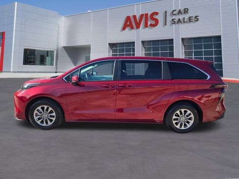 Used 2025 Toyota Sienna LE image 11