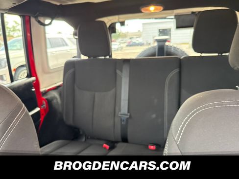 Used 2018 Jeep Wrangler Unlimited Sahara w/ Connectivity Group AWD/4WD image 7