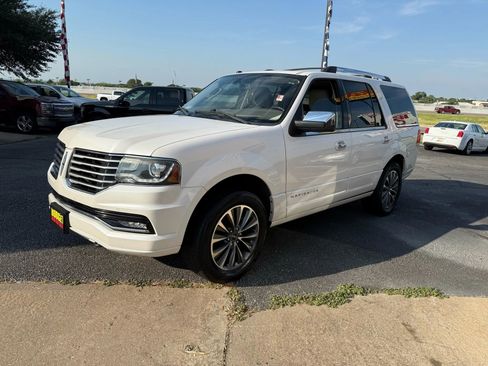 Used 2016 Lincoln Navigator Select image 1
