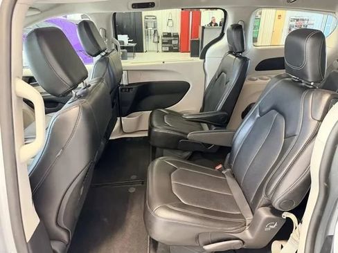 Used 2024 Chrysler Pacifica Touring-L FWD image 13