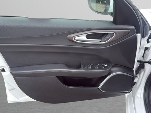 Used 2022 Alfa Romeo Giulia Ti w/ Active Assist Plus Package RWD image 10