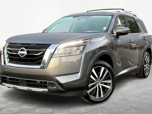 Used 2024 Nissan Pathfinder Platinum image 2