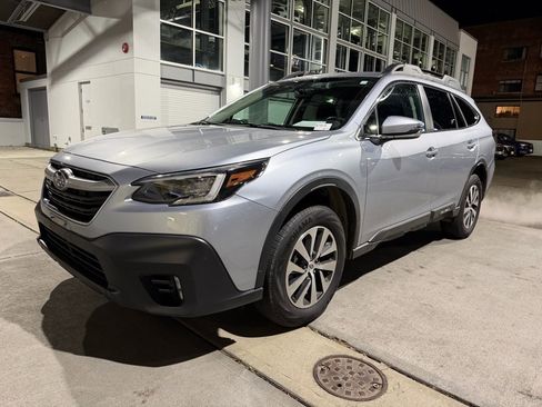Used 2020 Subaru Outback Premium image 3