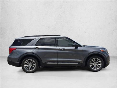 Certified 2022 Ford Explorer XLT w/ Equipment Group 202A RWD image 4