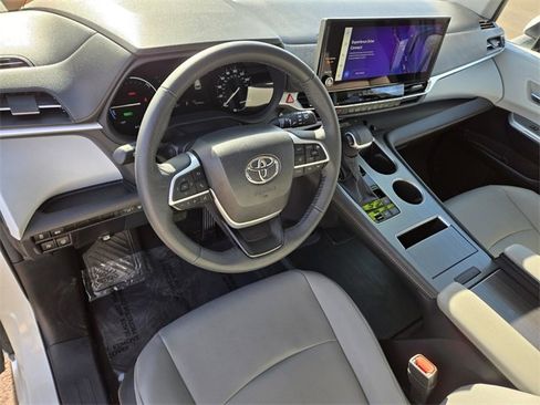 Used 2025 Toyota Sienna XLE image 11