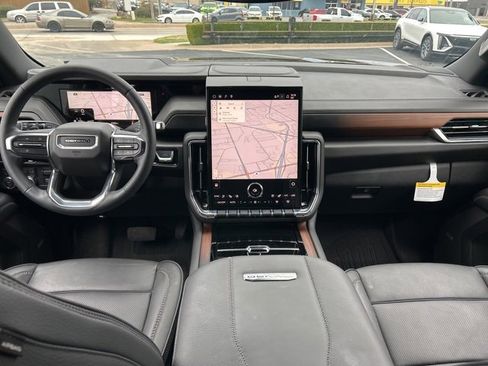 Used 2025 GMC Yukon XL Denali w/ Sun & Power Step Package image 10