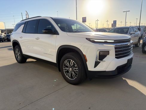 Used 2025 Chevrolet Traverse LT w/ LPO, Floor Liner Package image 4