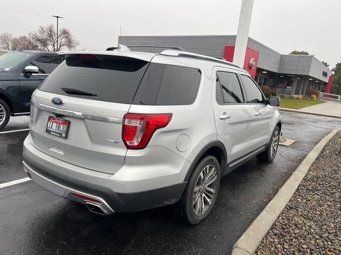 Used 2017 Ford Explorer Platinum image 2