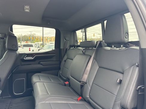 Used 2025 GMC Sierra 1500 SLT w/ SLT Premium Plus Package image 30