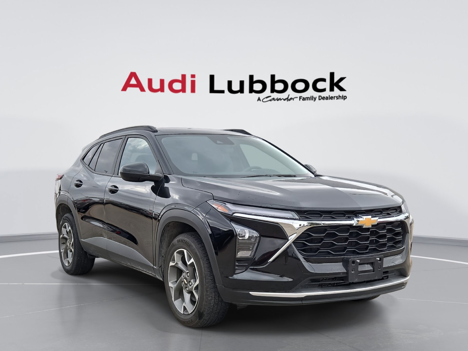 Used 2025 Chevrolet Trax LT FWD image 1